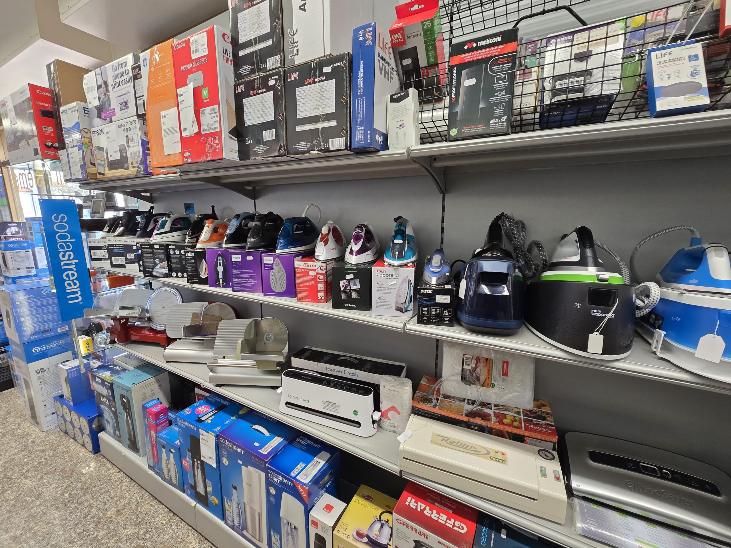 Ferro da stiro e affettatrici in esposizione nel negozio Videoclub Deana