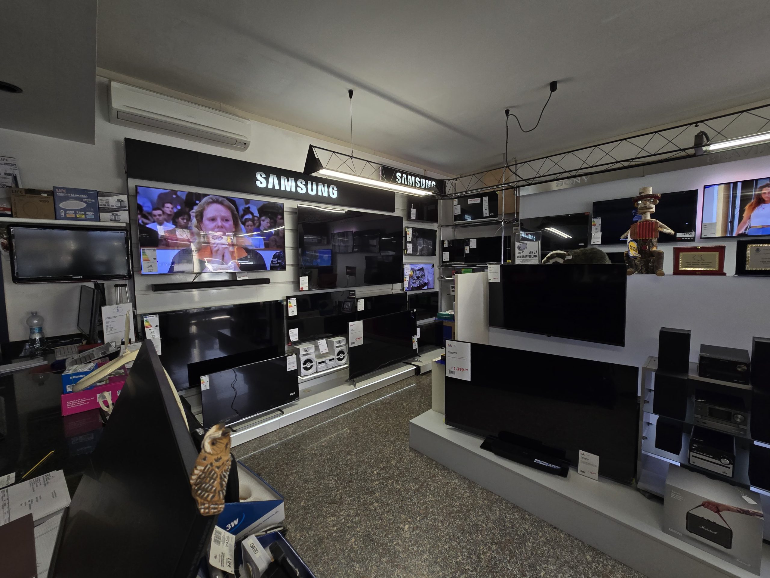 TV Samsung e LG in esposizione nel negozio Videoclub Deana a Castions di Strada